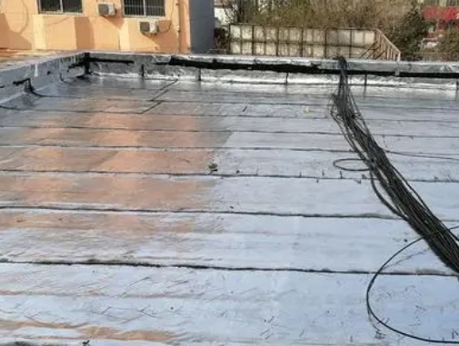 兴庆卫生间漏水维修公司分享下兴庆屋面楼顶防水刚性防水层施工要点。